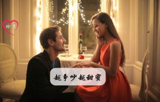 吃早餐的精致女孩